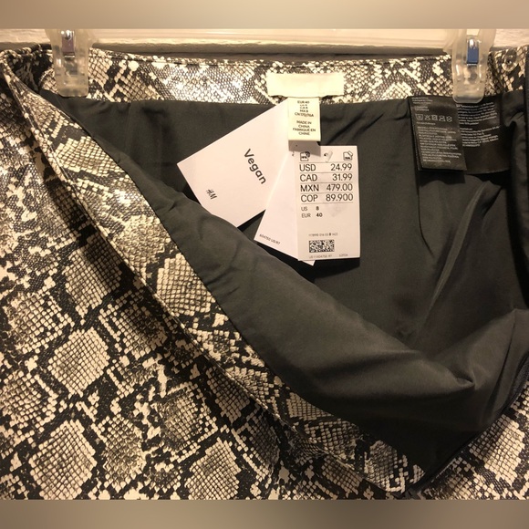 H&M Size 8 Vegan Leather Snake Print Mini Skirt NWT - Picture 3 of 4
